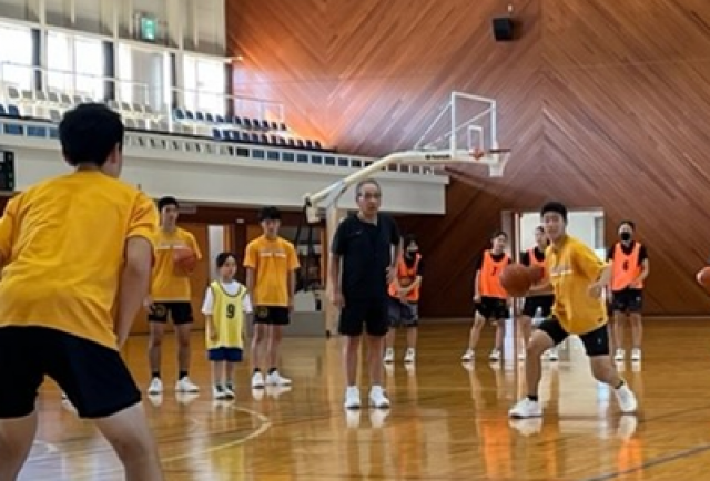 木更津市民体育館にて、バスケットボールの元男子日本代表チームのヘッド・コーチ、長谷川氏指導によるスキルアップレッスンが開催されました